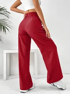 Vue arrière d'un pantalon rouge à jambes larges et taille haute avec un haut blanc court.