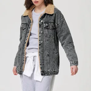 Detailansicht der locker sitzenden grauen Damen-Jeansjacke mit warmem Sherpa-Futter