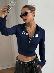 Model trägt einen kurzen marineblauen Kapuzenpullover mit weißem 'ITALIA'-Aufdruck.