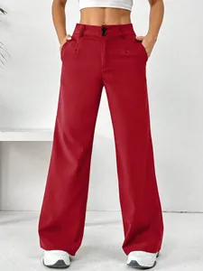 Vue frontale détaillée d'un pantalon large rouge à taille haute pour un look d'été élégant