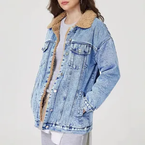 Detailaufnahme einer Oversized-Damenjeansjacke in Hellblau mit braunem Fleecefutter.