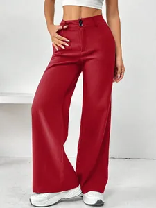 Vue détaillée d'un pantalon rouge à taille haute et jambe large montrant la coupe