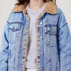 Detailaufnahme der lockeren Damen-Jeansjacke mit warmem braunem Fleecefutter und Kragen