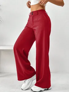 Vue détaillée de profil du pantalon large rouge à taille haute et à jambe droite