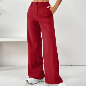 Vue détaillée d'un pantalon large rouge à taille haute et boutons élégants
