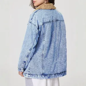 Rückansicht der Oversize-Damen-Jeansjacke mit braunem Teddyfell-Kragen