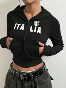 Detailansicht eines schmal geschnittenen schwarzen Damen-Crop-Hoodies mit Italia-Druck