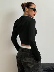 Stylisches eng geschnittenes schwarzes kurzes Kapuzensweatshirt mit Reißverschluss für Damen