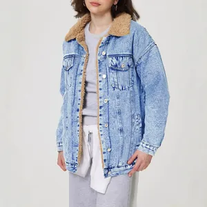 Lockere hellblaue Damen-Jeansjacke mit warmem braunem Futter und Kragen aus Sherpa-Fleece.