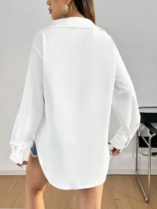 Vue arrière d'une chemise boutonnée blanche minimaliste à manches longues pour femmes, ample