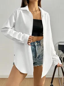 Gros plan détaillé sur une chemise blanche boutonnée à manches longues pour femme