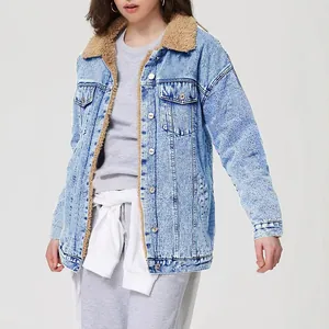 Übergroße Jeansjacke für Damen mit warmem Lammfellimitat-Kragen und heller Waschung