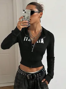 Detailansicht kurzer schwarzer Hoodie mit Reißverschluss und Italia-Aufdruck, Street-Look