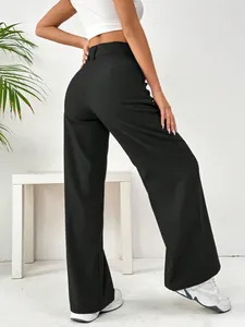 Vue détaillée de l'arrière de ce pantalon noir à taille haute et jambes larges