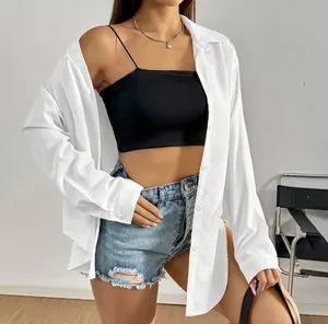 Vue détaillée d'une chemise blanche décontractée à manches longues boutonnée sur un mannequin
