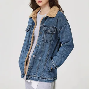 Detailansicht der oversized Damen-Jeansjacke mit warmem Futter aus beigem Fleece-Material