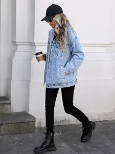 Vista laterale dettagliata di una giacca in denim oversize azzurra da donna streetwear