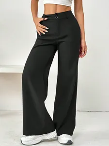 Vue détaillée du pantalon noir à taille haute et jambes larges avec double bouton
