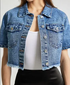 Détail de la veste en jean courte avec boutons métalliques et un ourlet effiloché.