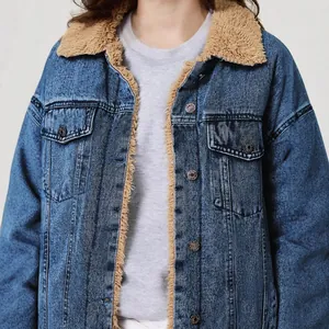 Nahaufnahme einer blauen Jeansjacke mit warmem, braunem Lammfellimitat-Futter.