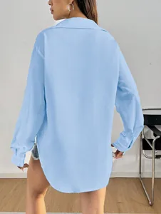 Vue arrière d'une chemise décontractée bleu clair à manches longues et ourlet asymétrique