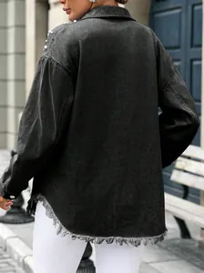Vue arrière d'une veste en jean noire oversize avec perles et ourlet effiloché