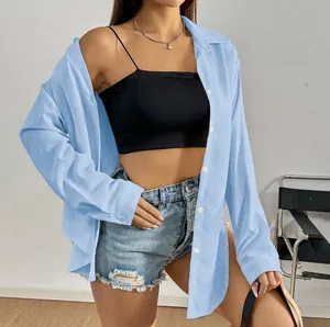 Chemise boutonnée à manches longues bleu clair pour femme avec une coupe décontractée
