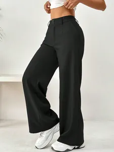 Vue latérale détaillée d'un pantalon noir à jambes larges et taille haute pour s'affiner