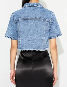 Vue arrière d'une veste en jean courte bleu clair à manches courtes tendance