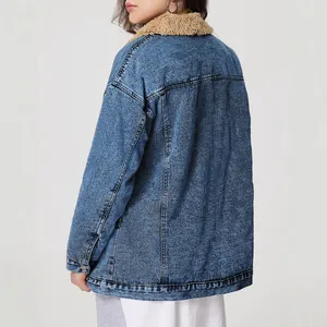 Detailansicht der Rückseite der lockeren Damen-Jeansjacke mit warmem Sherpa-Kragen