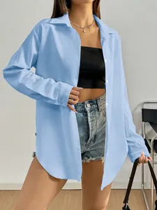 Détail d'une chemise décontractée bleu clair à manches longues et boutonnée pour femme