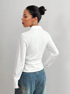 Vista posteriore dettagliata di una camicia bianca a maniche lunghe con vita irregolare unica