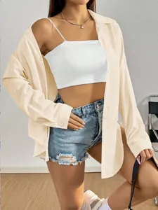 Détail d'une chemise décontractée beige à manches longues et boutons élégants