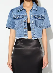 Vue de face d'une veste en jean courte à manches courtes bleu clair avec ourlet effiloché