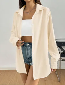 Mannequin portant une chemise décontractée à manches longues boutonnée de couleur crème
