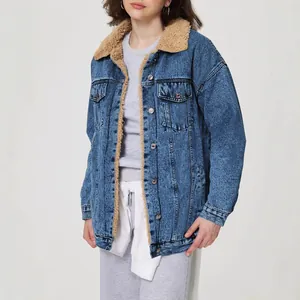 Detailansicht der Damen-Oversize-Jeansjacke mit warmem Sherpa-Futter und Kragen.