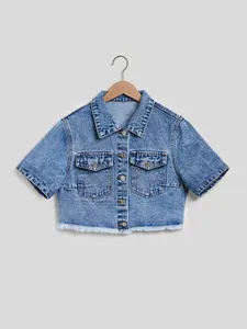 Veste en jean courte bleu clair à manches courtes avec poches et ourlet effiloché