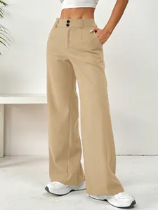 Pantalon d'été kaki fluide pour femme à jambe droite dans un studio minimaliste