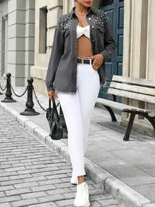 Veste en jean grise élégante avec perles fantaisie et pantalon blanc à taille haute