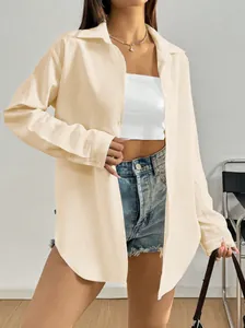 Vue détaillée d'une chemise à manches longues boutonnée pour femme de couleur crème.