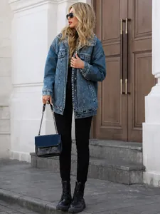 Giacca in denim oversize da donna in classico blu lavato, stile street