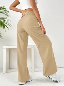 Pantalon large kaki à taille haute élégant pour femme dans un décor intérieur minimaliste blanc