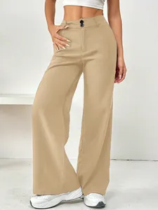 Pantalon large beige à taille haute élégant avec détail à double bouton pour femme.