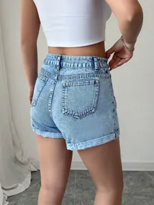 Vista posteriore di pantaloncini di jeans a vita alta con risvolto e vestibilità ampia.