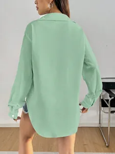 Vue arrière d'une chemise décontractée à manches longues vert menthe sur un modèle