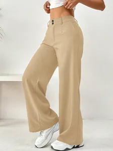 Vue détaillée d'un pantalon beige taille haute à jambes larges pour un look d'été.