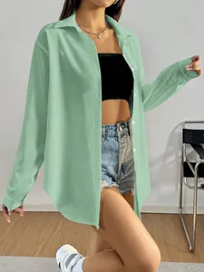 Chemise chic vert clair à manches longues et boutonnée avec un short en jean