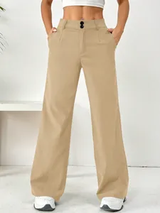 Gros plan sur un pantalon large à taille haute kaki pour un look d'été minimaliste