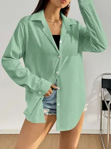 Chemise boutonnée à manches longues vert sauge pour femme dans un cadre décontracté