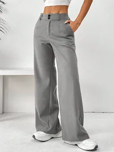 Gros plan d'un pantalon droit gris à taille haute pour femme dans un décor épuré